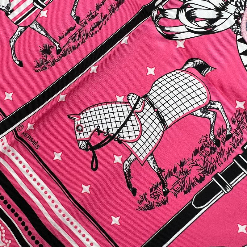 Hermes Rose Silk Couvertures et Tenues de Jour Bandana 55